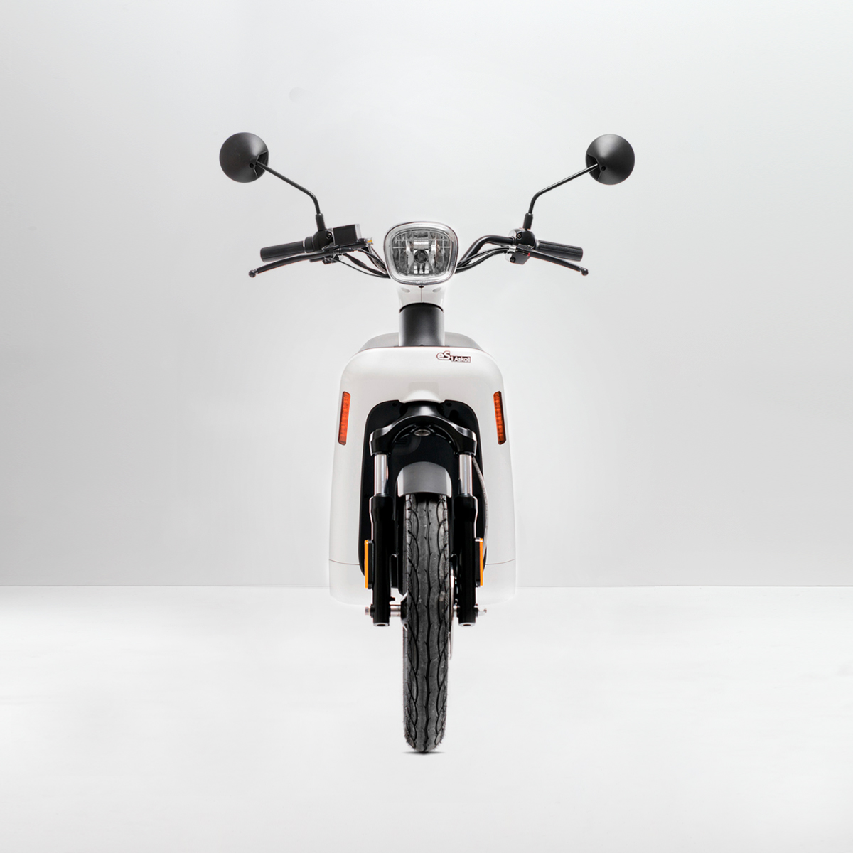 askoll-es1-blanc-euroscoot-vue-face askoll-es1-blanc-euroscoot-vue-face