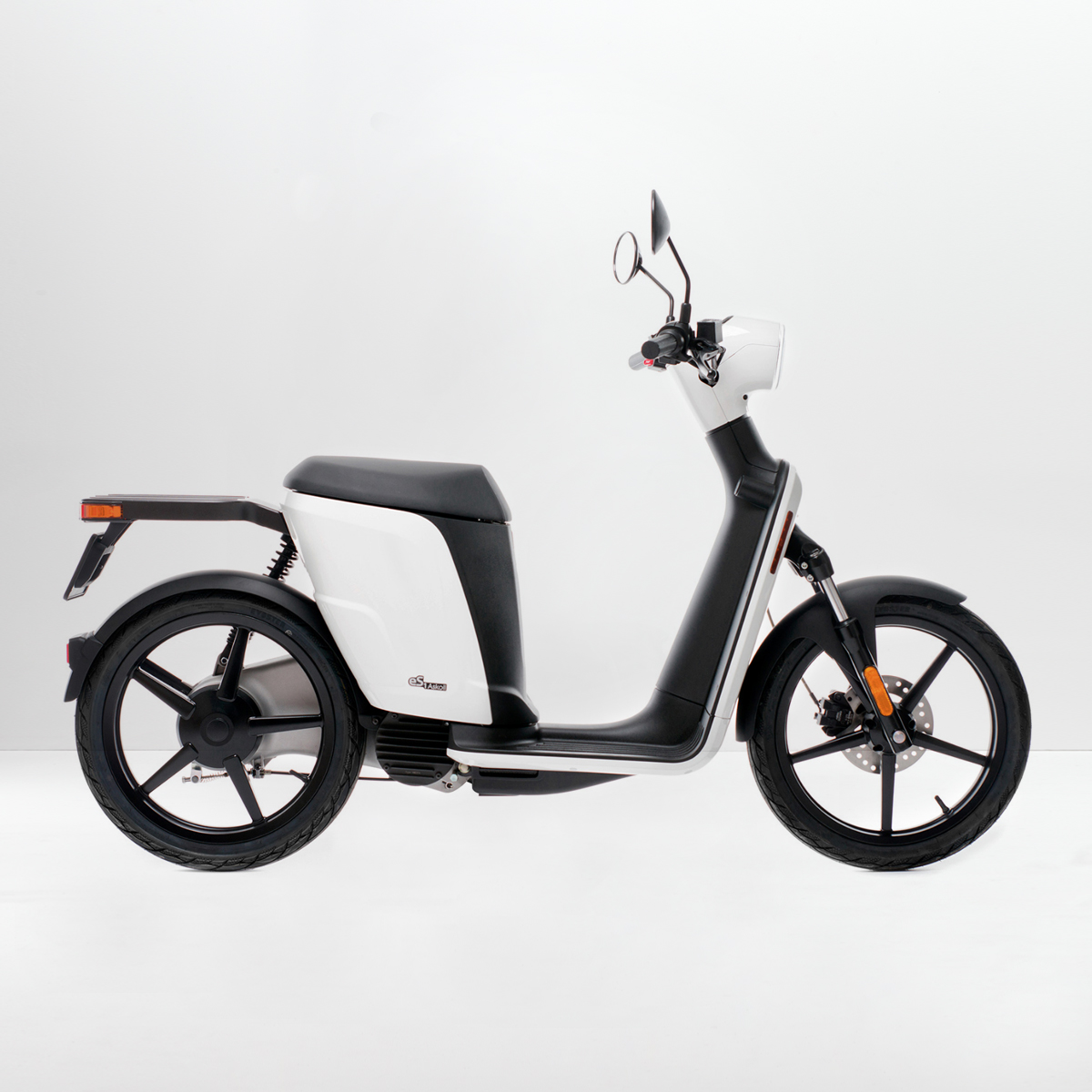 askoll-es1-blanc-euroscoot-vue-profil askoll-es1-blanc-euroscoot-vue-profil